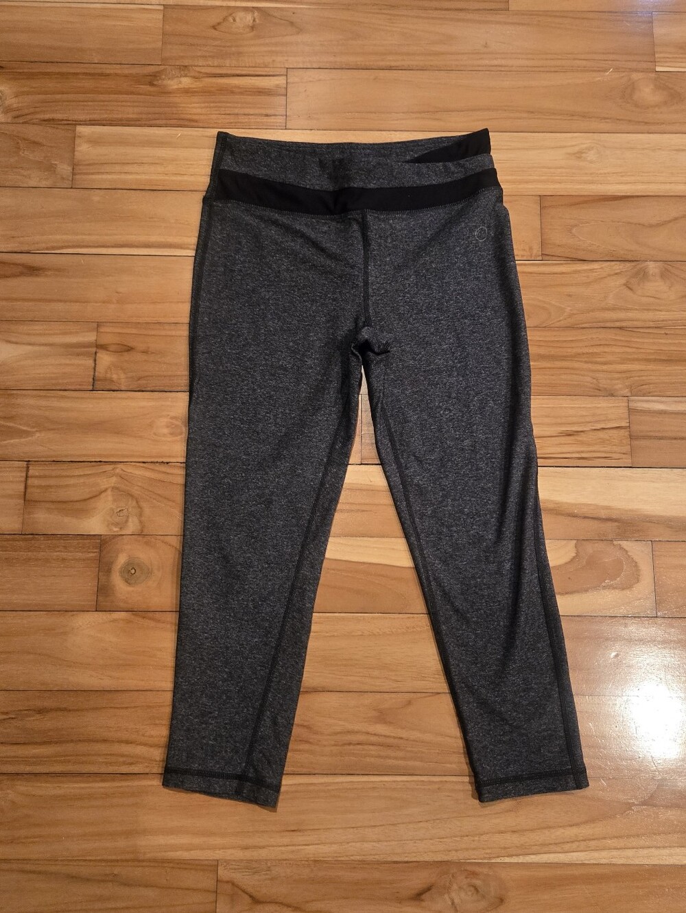 Capri Leggings in Dark Heather Gray